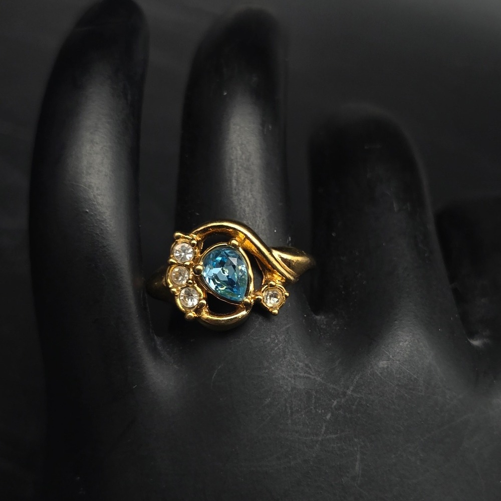 Avon Aqua Brilliance Ring Size 7.5 Blue Gold Tone VIntage Jewelry